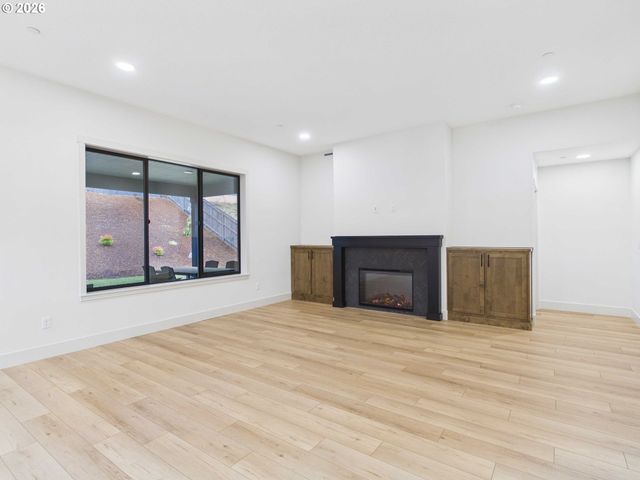 521 W 20TH Way, La Center, WA 98629