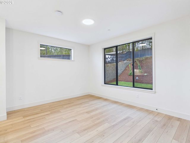 521 W 20TH Way, La Center, WA 98629