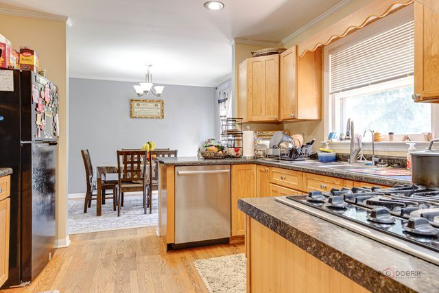 23W073 Dickens Avenue, Glen Ellyn, IL 60137