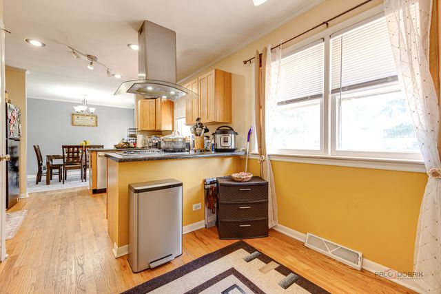23W073 Dickens Avenue, Glen Ellyn, IL 60137