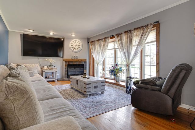 23W073 Dickens Avenue, Glen Ellyn, IL 60137