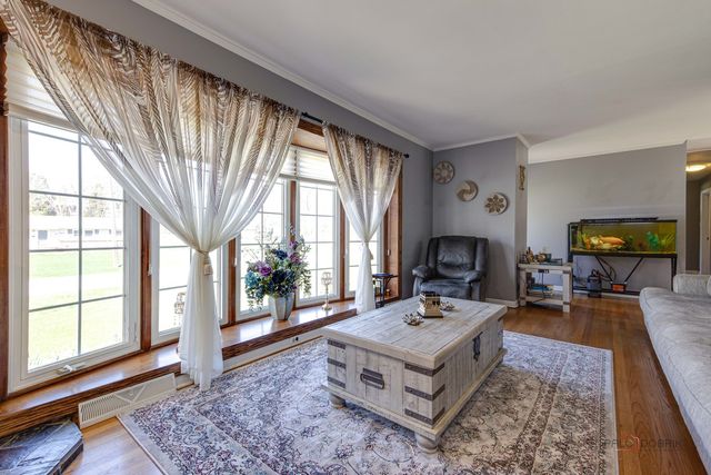 23W073 Dickens Avenue, Glen Ellyn, IL 60137