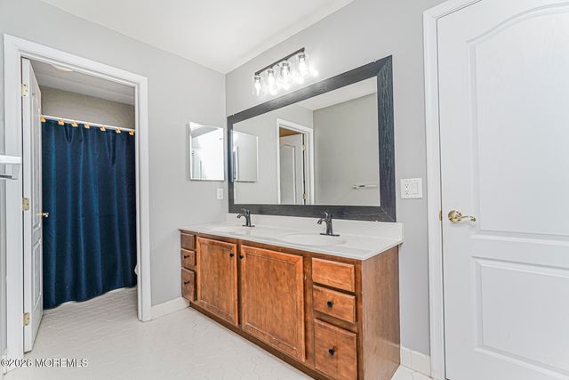 15 Cornwallis Court, Manalapan, NJ 07726