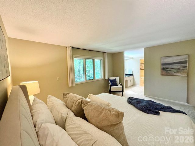 115 Woodhaven Drive, Hendersonville, NC 28739