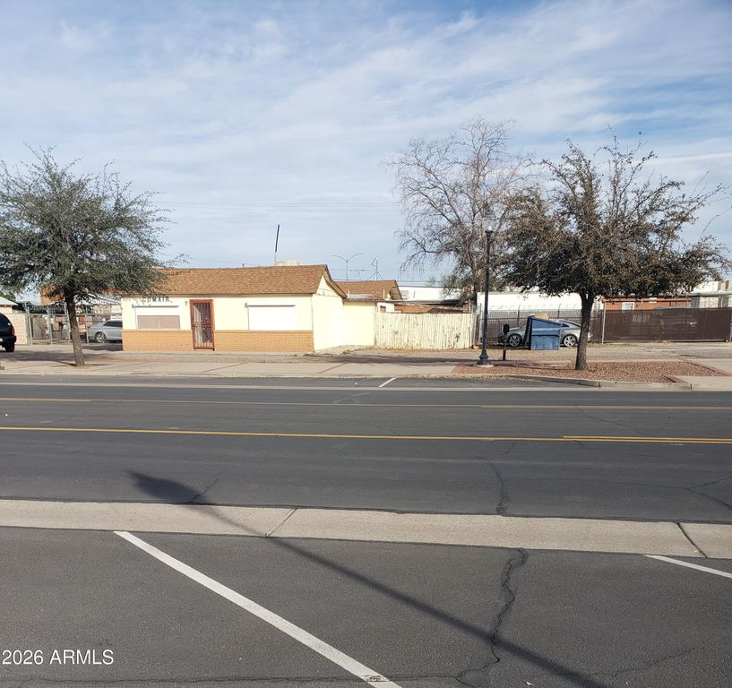 8450 W WASHINGTON Street, Peoria, AZ 85345 — photo 2