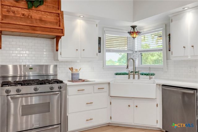 605 E Donegan Street, Seguin, TX 78155