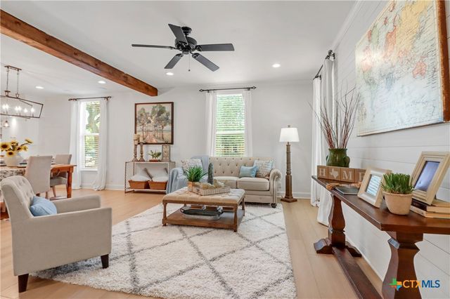 605 E Donegan Street, Seguin, TX 78155