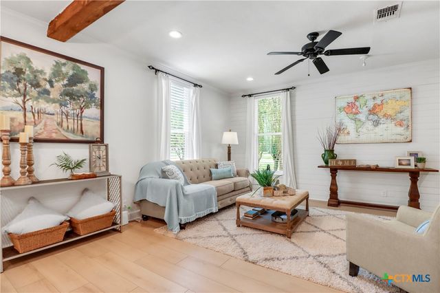 605 E Donegan Street, Seguin, TX 78155