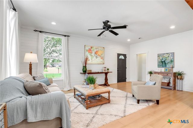 605 E Donegan Street, Seguin, TX 78155