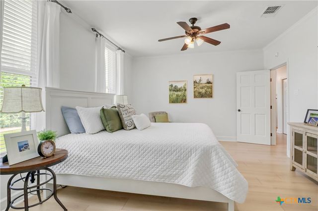 605 E Donegan Street, Seguin, TX 78155