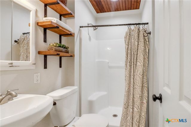605 E Donegan Street, Seguin, TX 78155