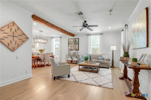 605 E Donegan Street, Seguin, TX 78155