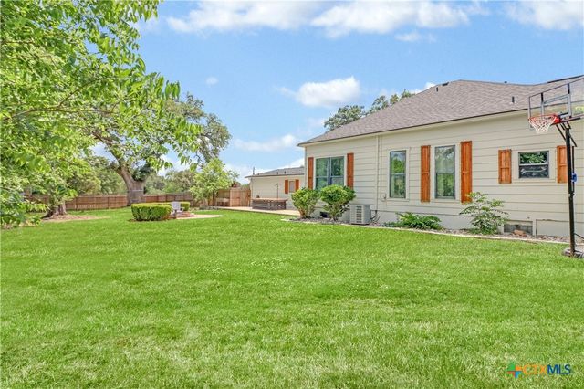 605 E Donegan Street, Seguin, TX 78155