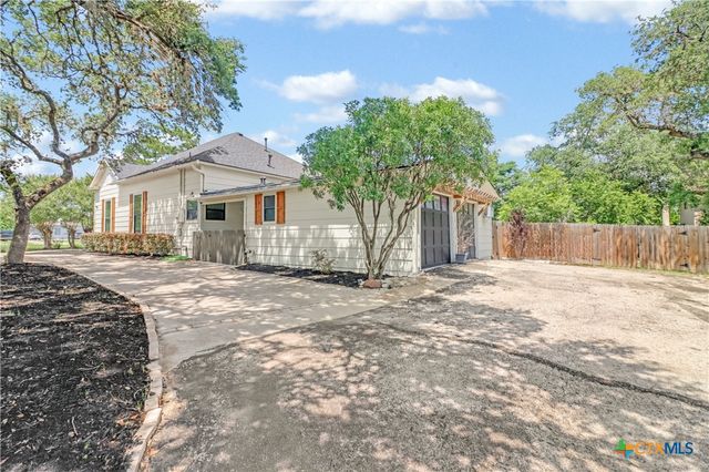 605 E Donegan Street, Seguin, TX 78155