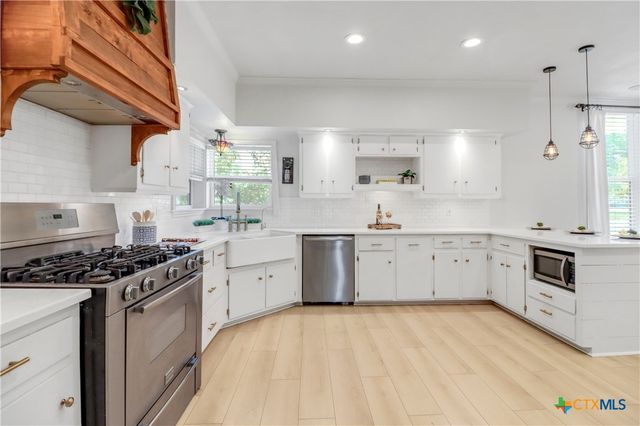 605 E Donegan Street, Seguin, TX 78155