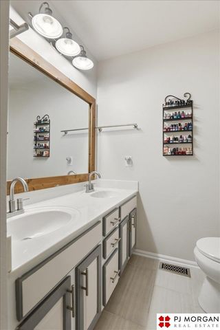 8204 S 161st Avenue, Omaha, NE 68136