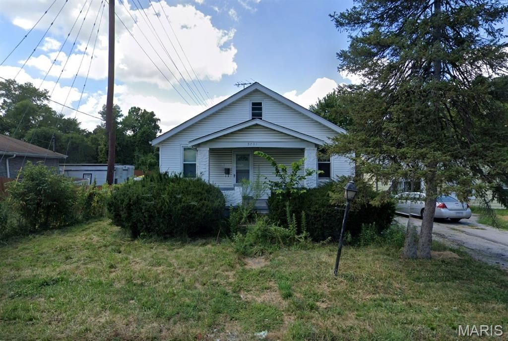 9701 Lilac Drive, St Louis, MO 63137