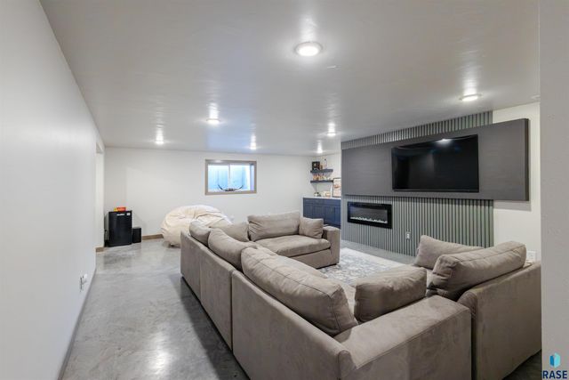 716 Hillside St Street, Harrisburg, SD 57032