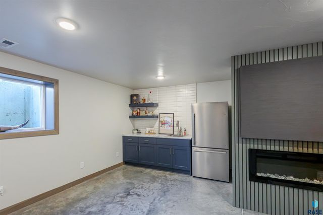 716 Hillside St Street, Harrisburg, SD 57032