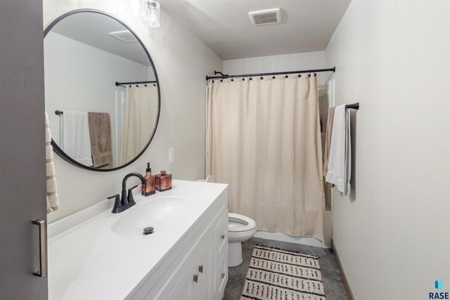 716 Hillside St Street, Harrisburg, SD 57032