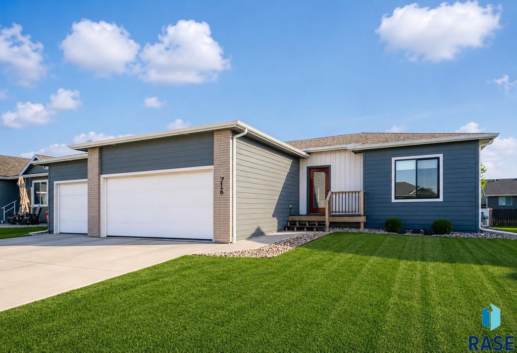 716 Hillside St Street, Harrisburg, SD 57032