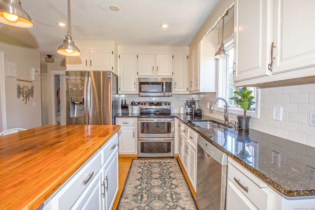 66 Farmbrook Lane, South Windsor, CT 06074