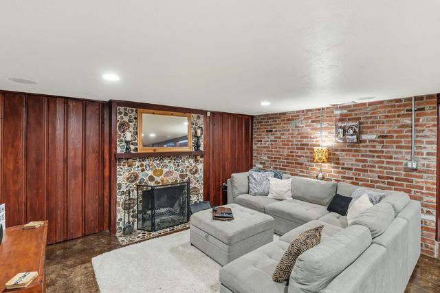 1423 20th Avenue, Kingsburg, CA 93631