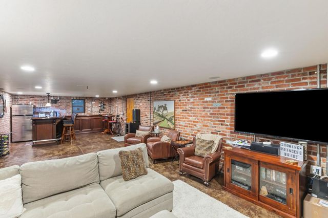 1423 20th Avenue, Kingsburg, CA 93631