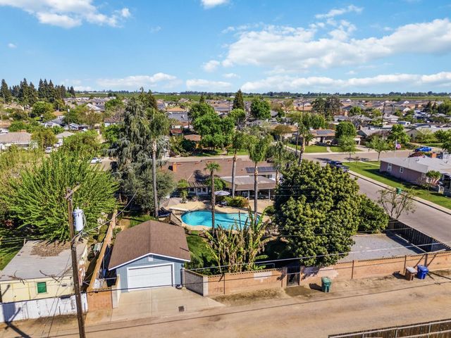 1423 20th Avenue, Kingsburg, CA 93631