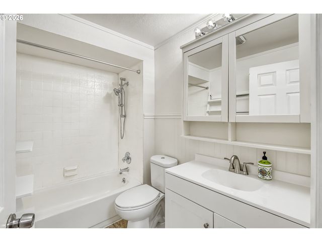 5545 Nw RIDGEMOOR Ct, Portland, OR 97229