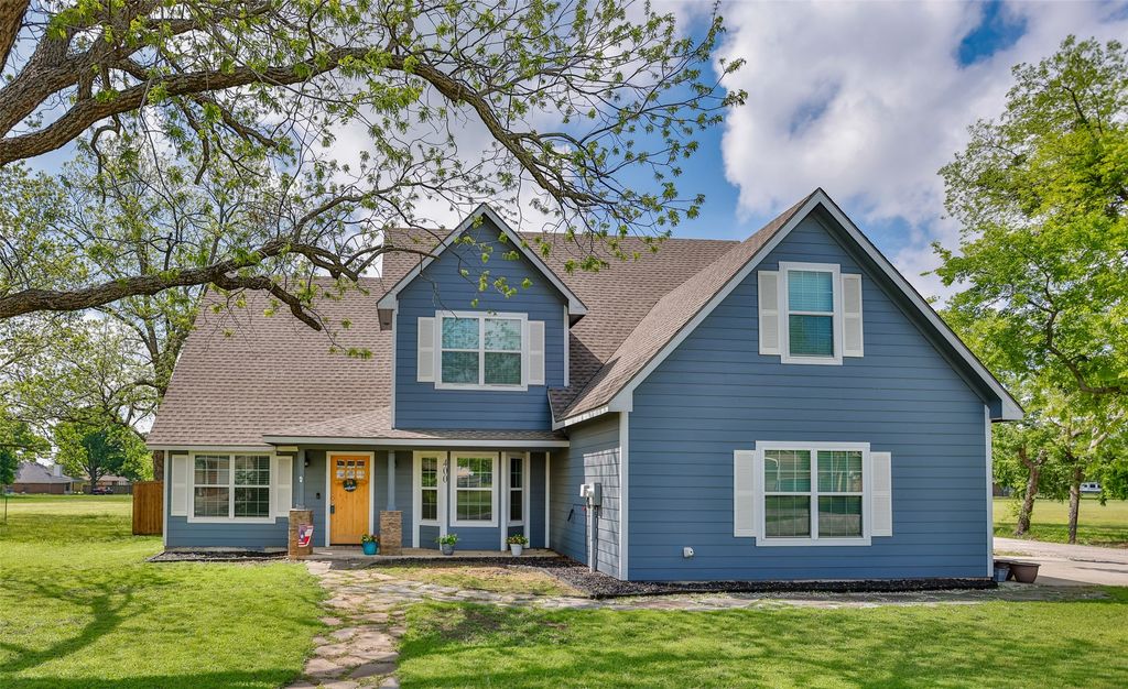 400 E Hinton Street, Tioga, TX 76271