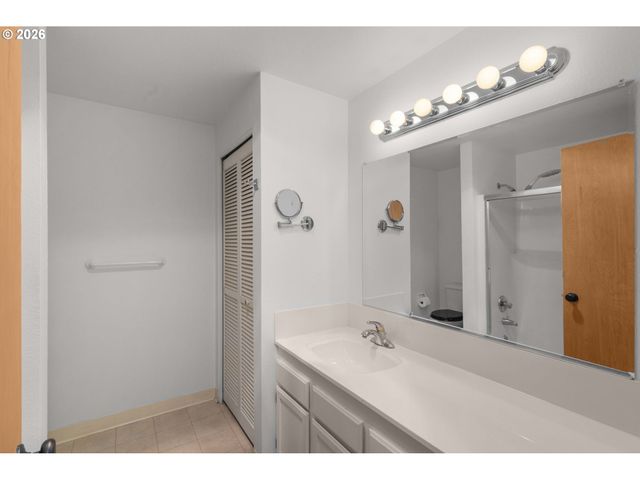 4880 Sw SCHOLLS FERRY Rd 32, Portland, OR 97225