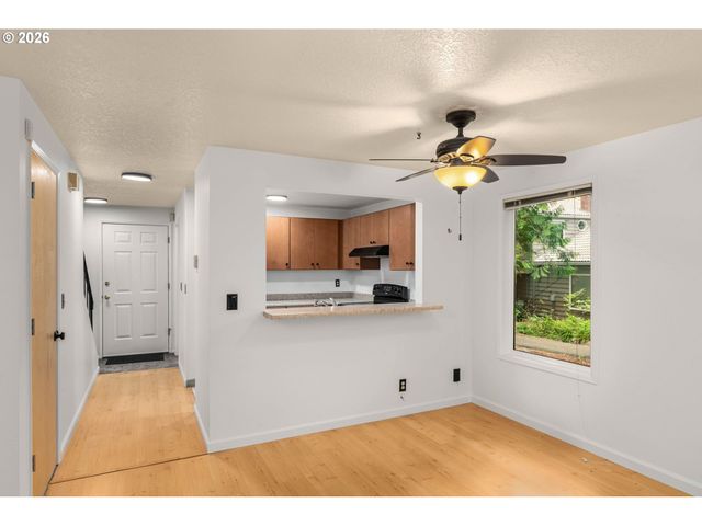 4880 Sw SCHOLLS FERRY Rd 32, Portland, OR 97225