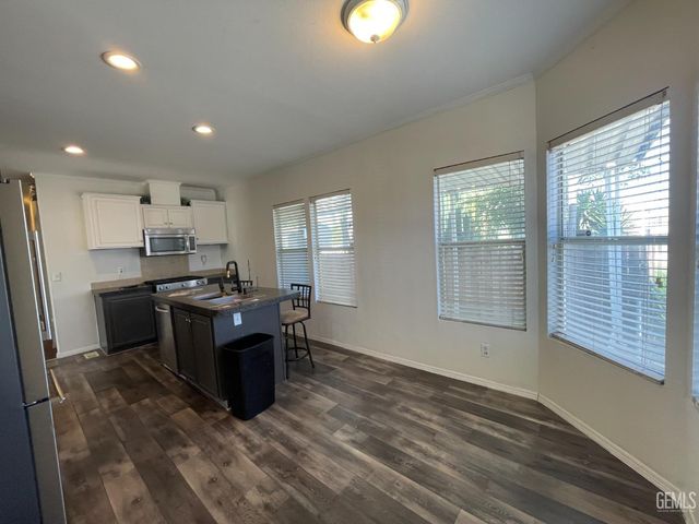 48 Cedarwood Lane, Bakersfield, CA 93308