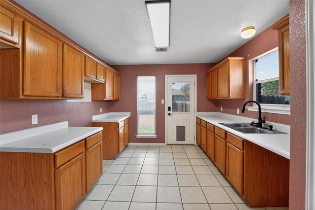 152 Eagle DR, Luling, TX 78648
