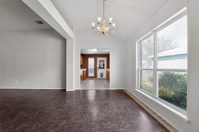 152 Eagle DR, Luling, TX 78648