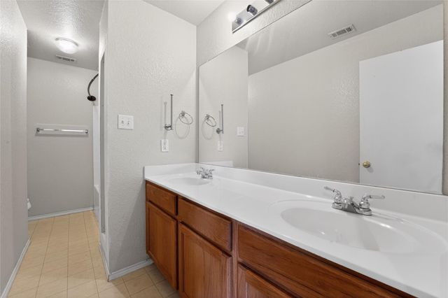 152 Eagle DR, Luling, TX 78648