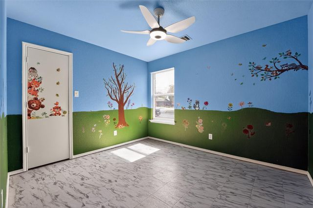 152 Eagle DR, Luling, TX 78648