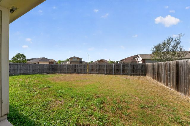 152 Eagle DR, Luling, TX 78648