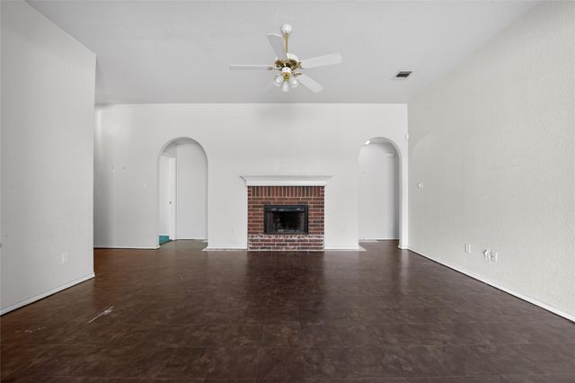 152 Eagle DR, Luling, TX 78648