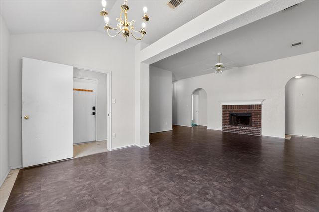 152 Eagle DR, Luling, TX 78648