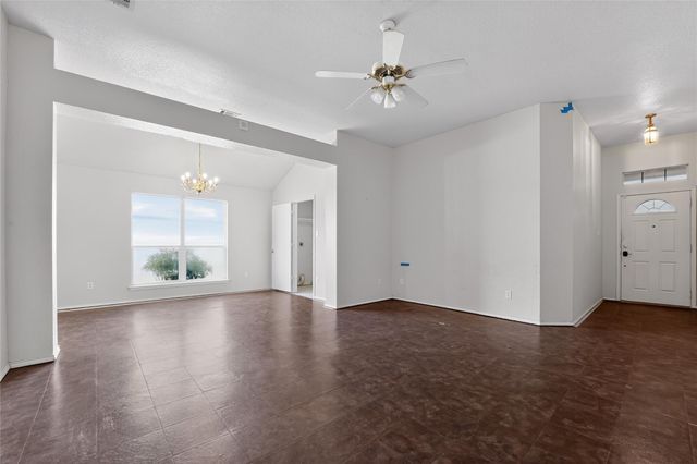 152 Eagle DR, Luling, TX 78648