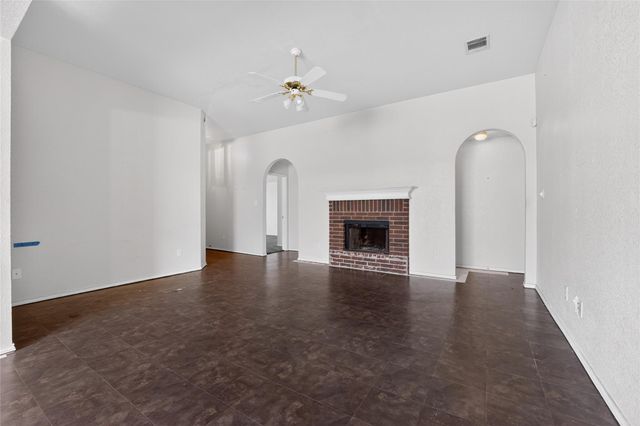 152 Eagle DR, Luling, TX 78648