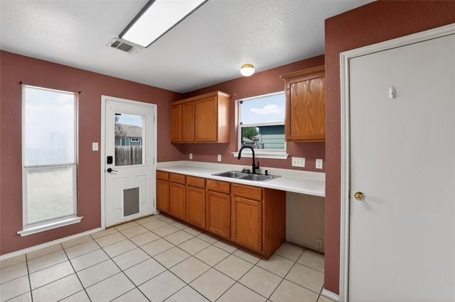 152 Eagle DR, Luling, TX 78648