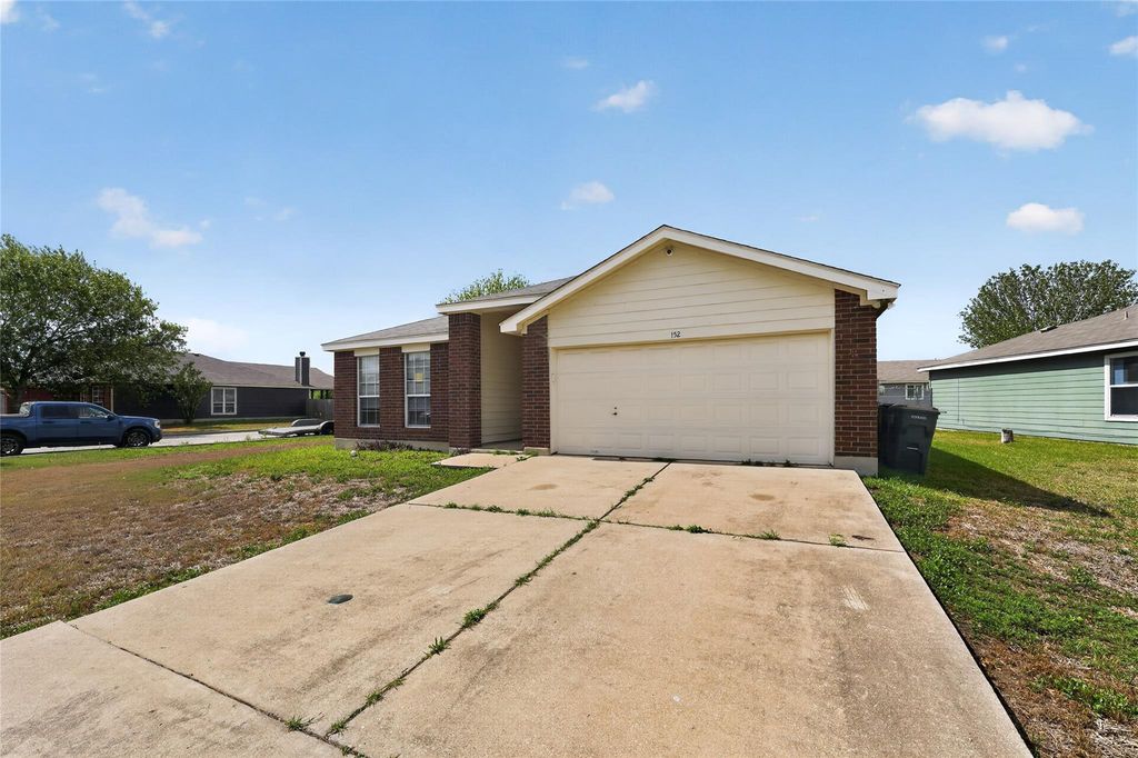 152 Eagle DR, Luling, TX 78648