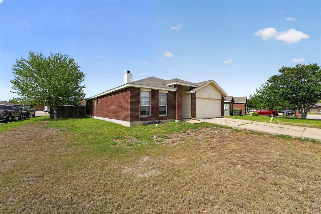 152 Eagle DR, Luling, TX 78648