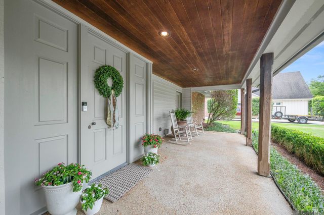 8792 W Fairway Dr, Baton Rouge, LA 70809