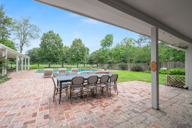 8792 W Fairway Dr, Baton Rouge, LA 70809