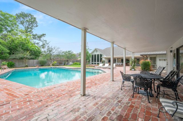 8792 W Fairway Dr, Baton Rouge, LA 70809