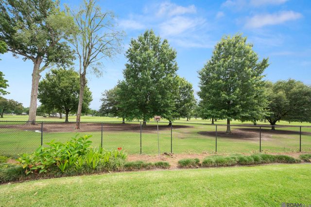 8792 W Fairway Dr, Baton Rouge, LA 70809